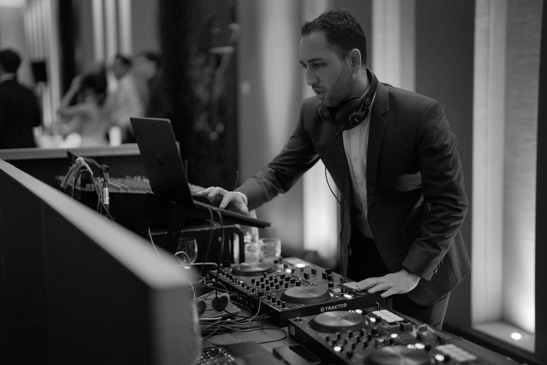 DJ ARYOSHA legt bei einer Firmenveranstaltung auf