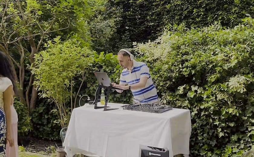 DJ ARYOSHA legt auf einer Gartenparty auf – DJ für Geburtstag in Berlin